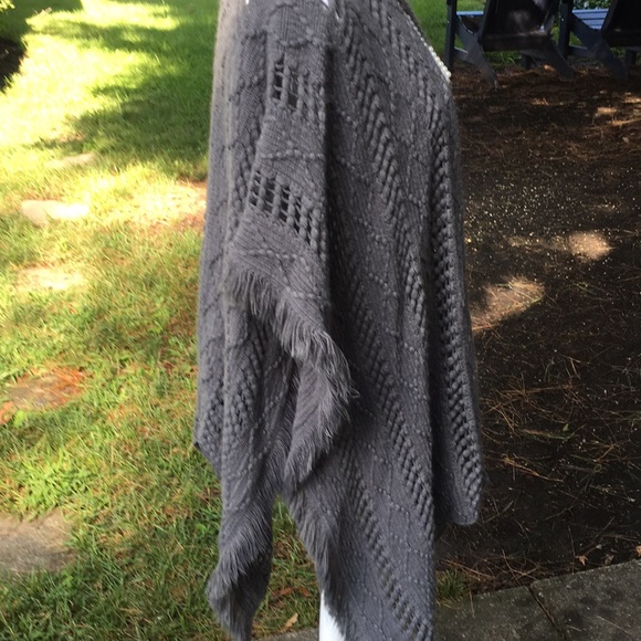 Cape, Sweater- Shawl - Picture 2 of 3